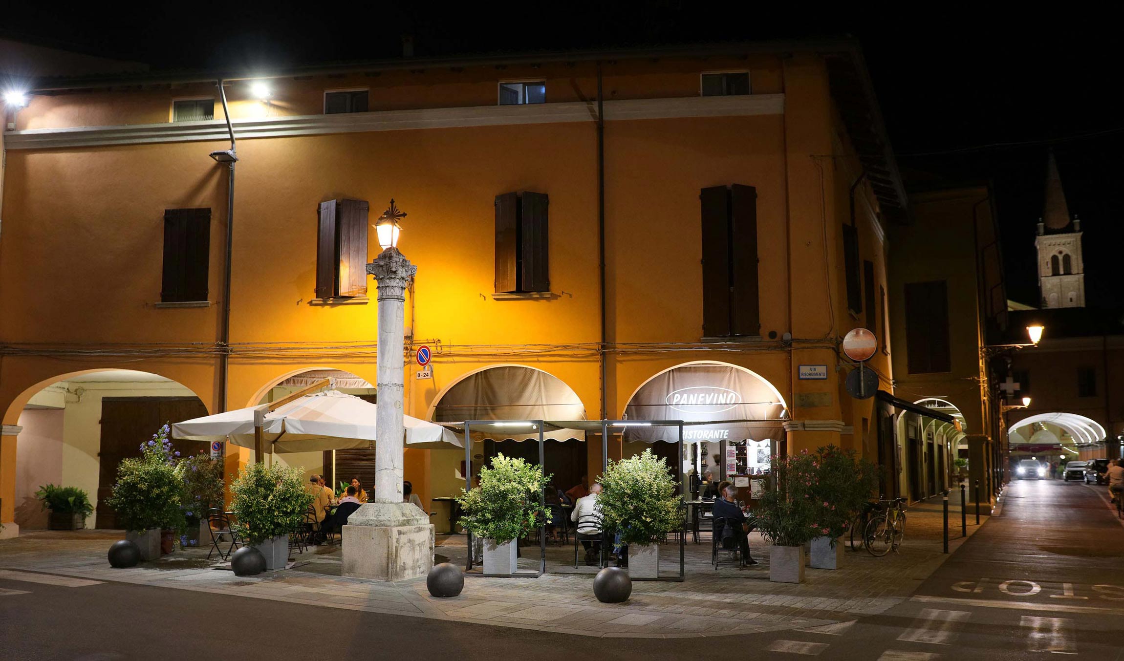 Panevino si trova a Pieve di Cento sotto i portici di un’antica casa con annesso B&B