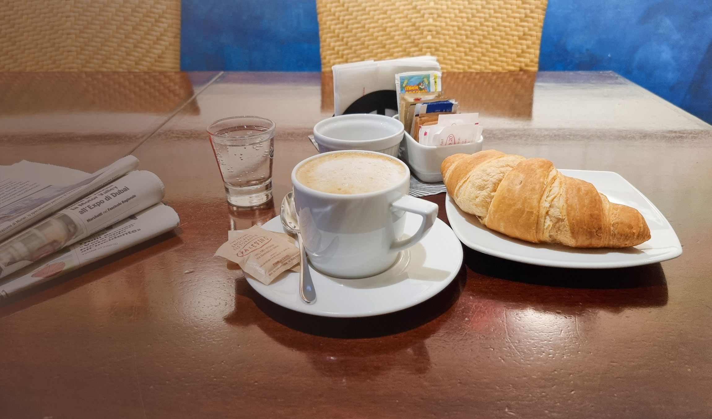 Inizia la mattina con una buona colazione seduto a tavoli comodi e spaziosi